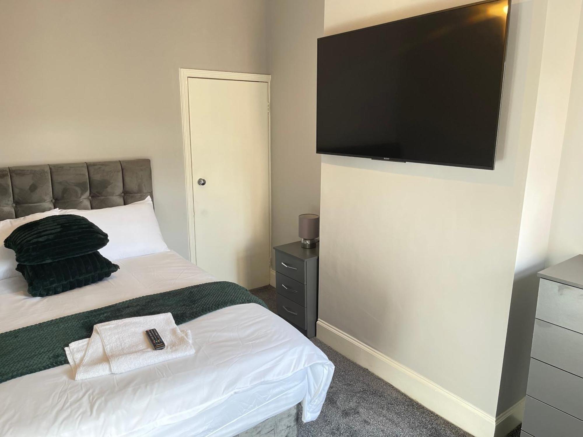 Hometel Digs Morden Comfy Home Can Sleep 11 莱切斯特 外观 照片