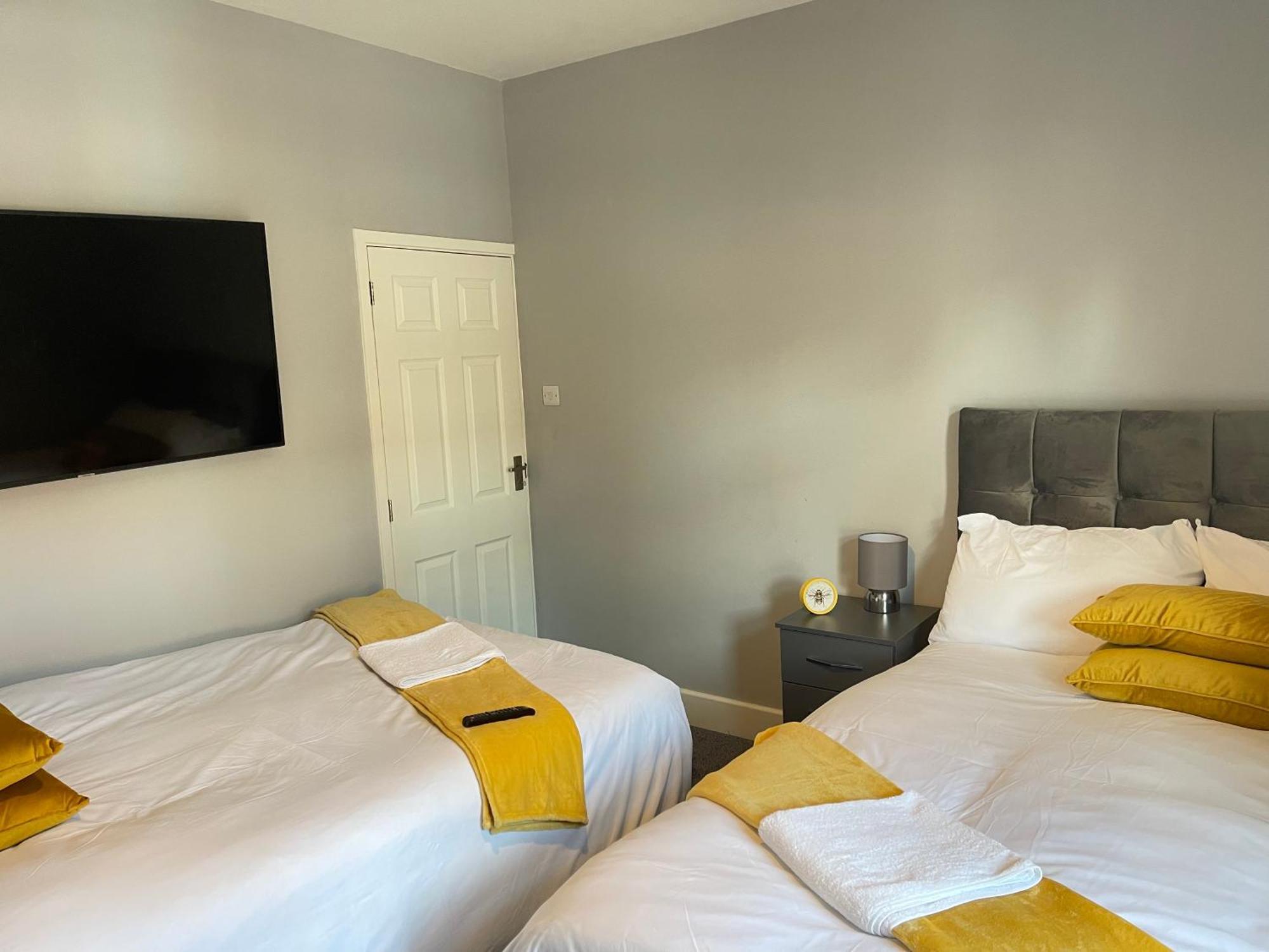 Hometel Digs Morden Comfy Home Can Sleep 11 莱切斯特 外观 照片