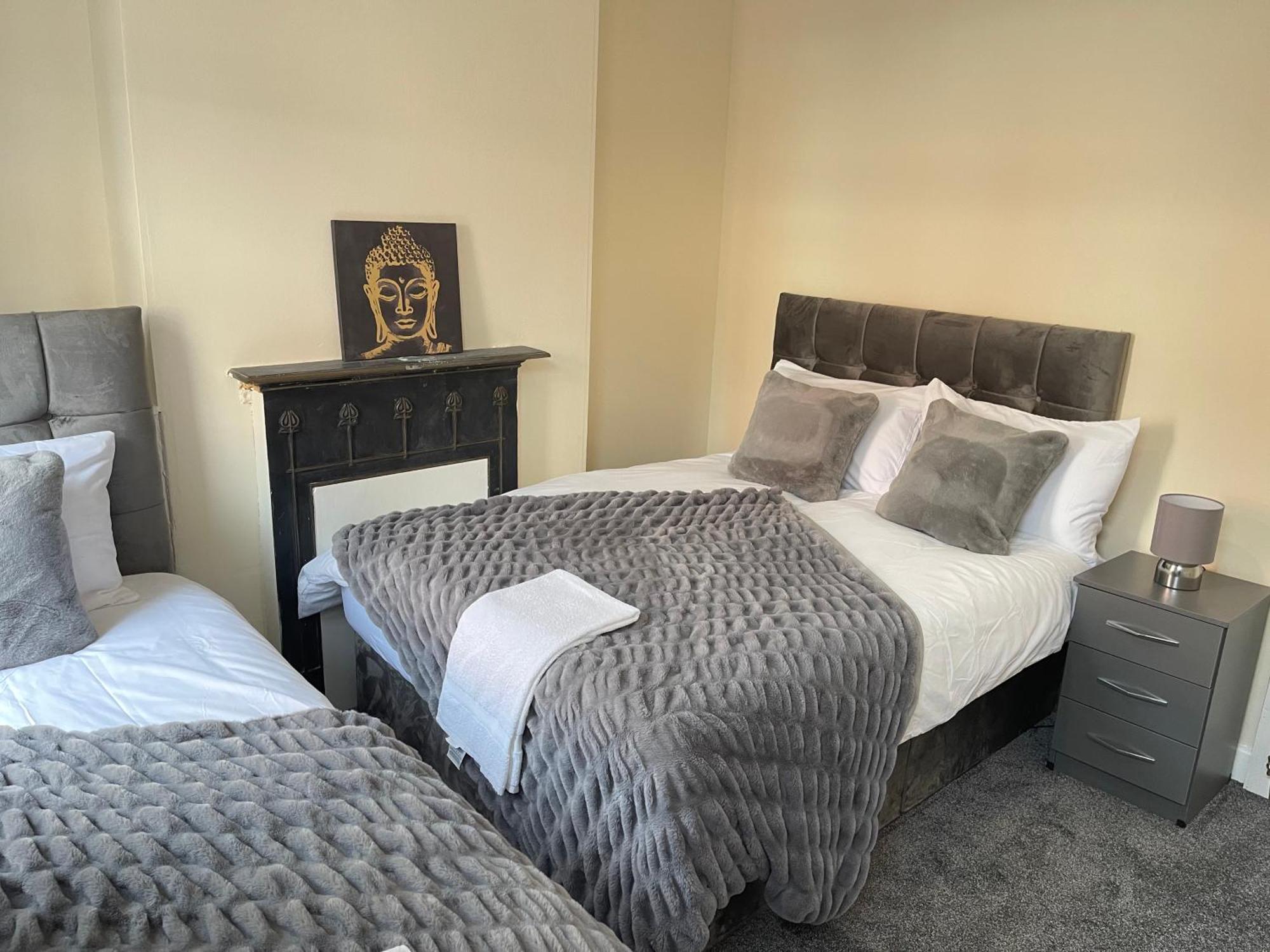 Hometel Digs Morden Comfy Home Can Sleep 11 莱切斯特 外观 照片